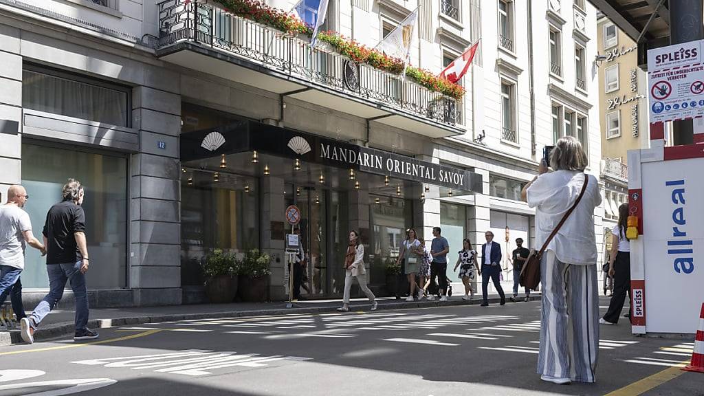 Am Mittag war die Lage vor dem Mandarin Oriental Savoy in Zürich noch relativ ruhig. Am Nachmittag musste die Polizei Absperrungen errichten.