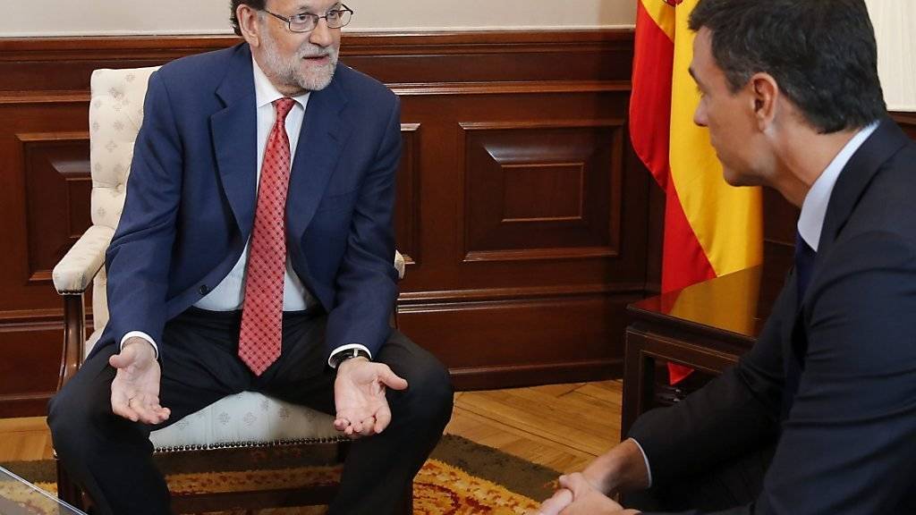 Persona non grata: Der geschäftsführende spanische Ministerpräsident Mariano Rajoy (links) kann Sozialistenführer Pedro Sánchez partout nicht von einer Unterstützung überzeugen.