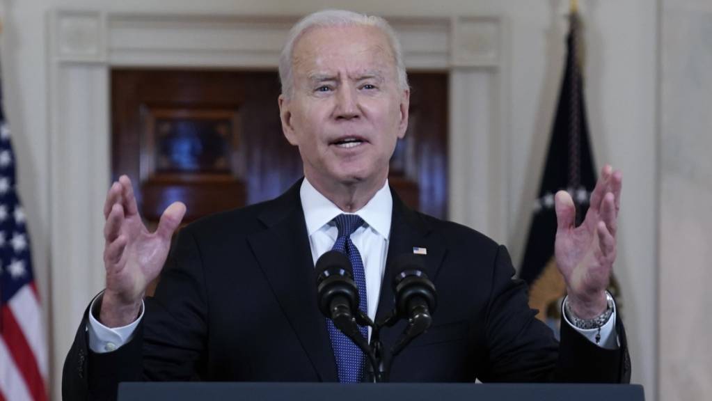 US-Präsident Joe Biden spricht in der Cross Hall des Weißen Hauses. Foto: Evan Vucci/AP/dpa