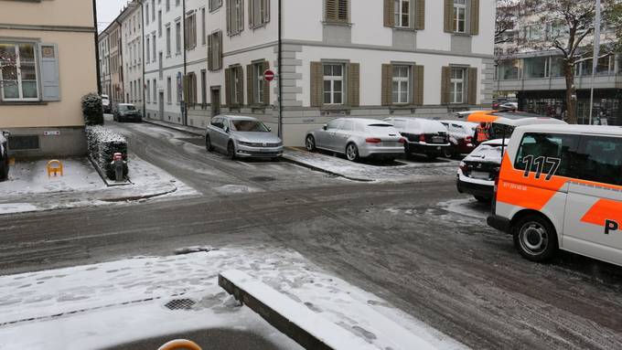 Drei Unfälle auf schneebedeckten Strassen