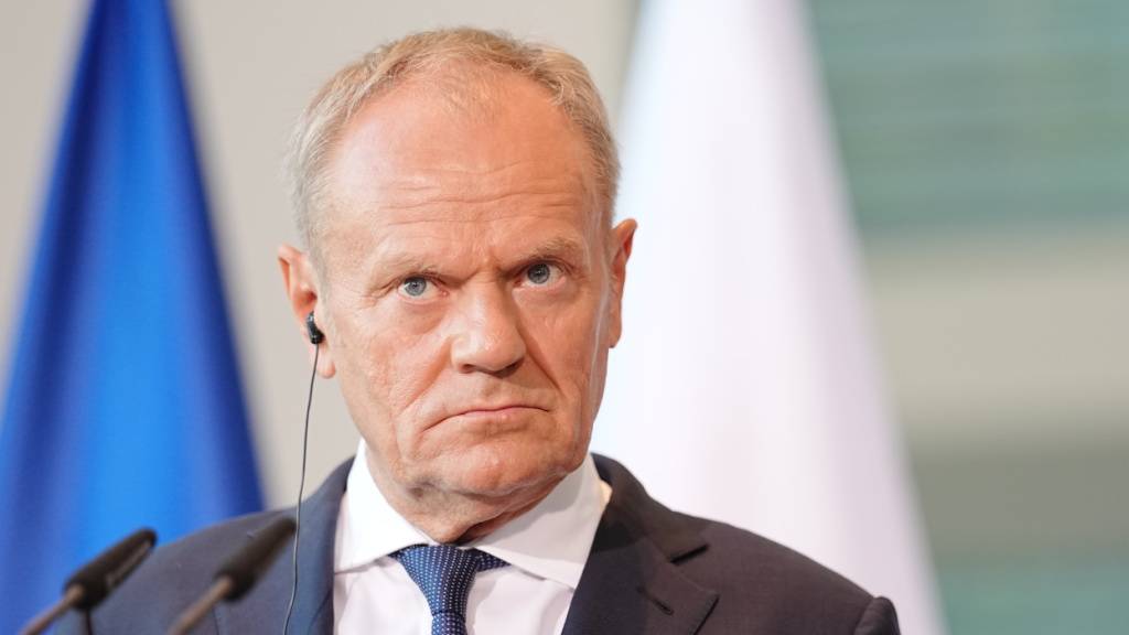 ARCHIV - Donald Tusk, Ministerpräsident von Polen, gibt beim E5-Gipfel führender europäischer Staaten zum bevorstehenden Nato-Gipfel im Bundeskanzleramt eine Pressekonferenz. Foto: Kay Nietfeld/dpa