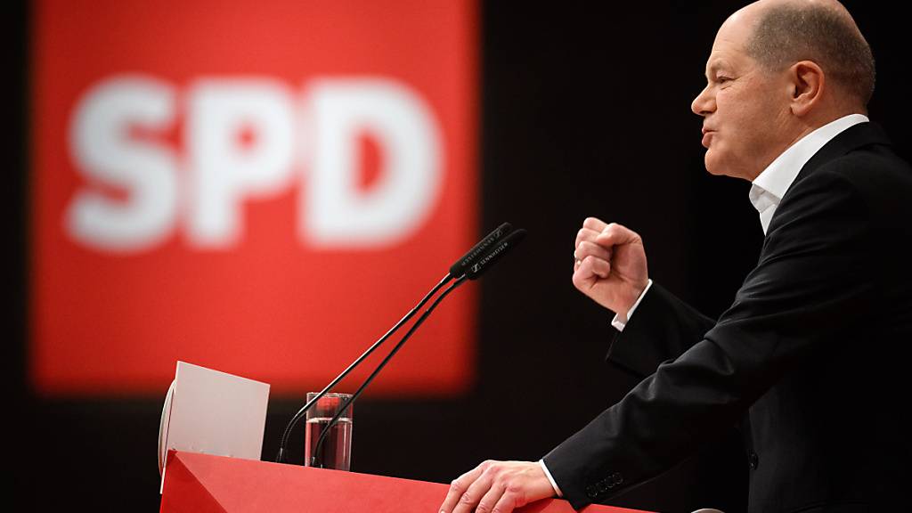Der deutsche Bundeskanzler Olaf Scholz (SPD) spricht beim ordentlichen Bundesparteitag der SPD auf dem Berliner Messegelände. Foto: Bernd von Jutrczenka/dpa