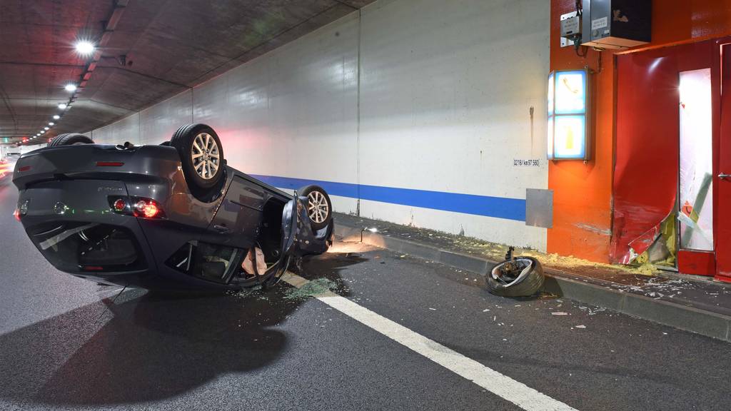 Auto landet in Schlund-Tunnel auf Dach: Vier Personen verletzt