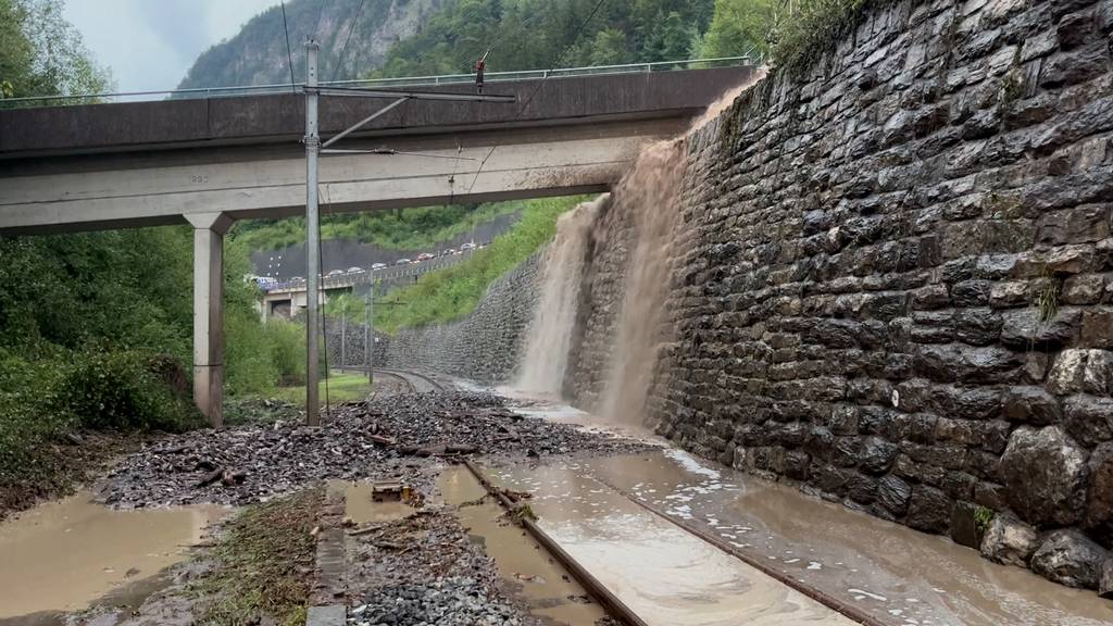 Unwetter legen im Berner Oberland und Emmental den Zugverkehr lahm.