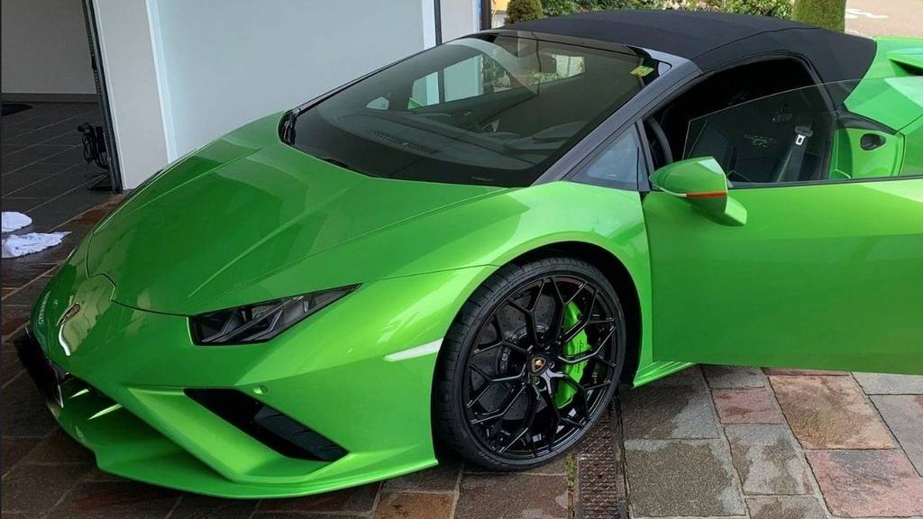 Unbekannte klauen giftgrünen Lamborghini aus Garage