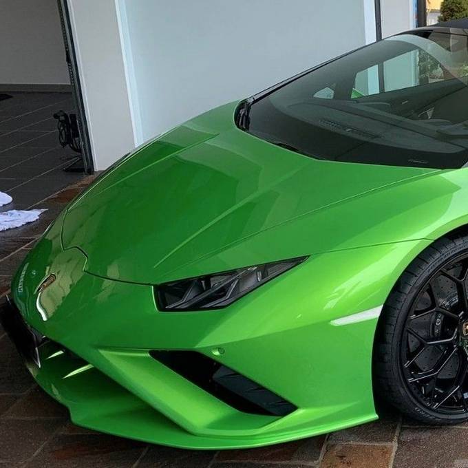 Unbekannte klauen giftgrünen Lamborghini aus Garage