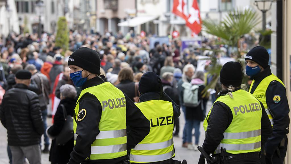 Polizisten warten hinter Corona-Massnahmen-Gegnern in Schaffhausen. (Archivbild vom 17. April 2021)
