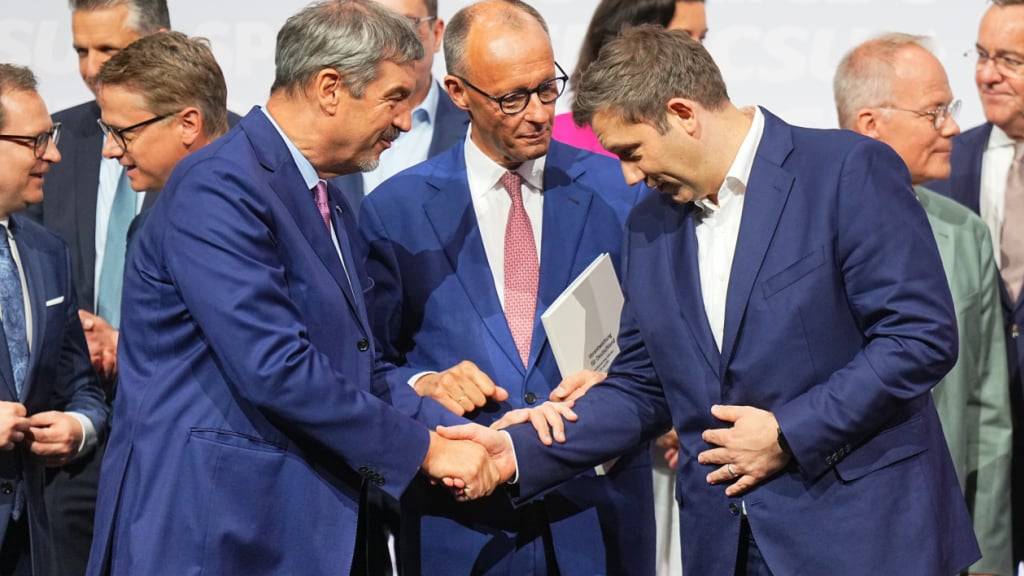 dpatopbilder - CDU-Chef Friedrich Merz (Mitte), CSU-Chef Markus Söder (links) und SPD-Chef Lars Klingbeil geben sich nach der Unterzeichnung des Koalitionsvertrags die Hand. Foto: Michael Kappeler/dpa