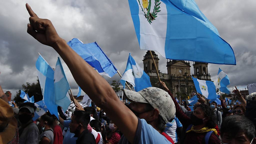ARCHIV - Demonstranten versammeln sich vor dem Kongress. Foto: Moises Castillo/AP/dpa