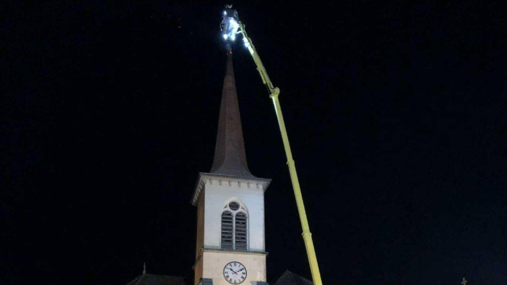 Die Feuerwehr löscht nach einem Blitzeinschlag in den Kirchturm von St-Martin die Glut.