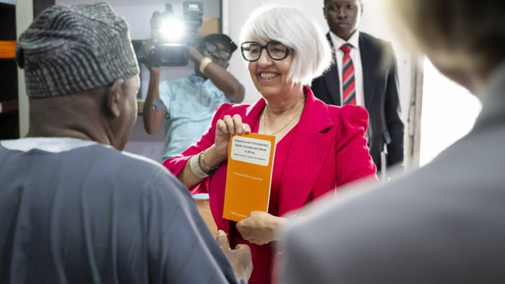 Vor einer Woche war Bundesrätin Elisabeth Baume-Schneider auf einem Arbeitsbesuch in Nigeria. Auf der Rückreise zog sie Bilanz über mehrere offene Dossiers ihres Departements.