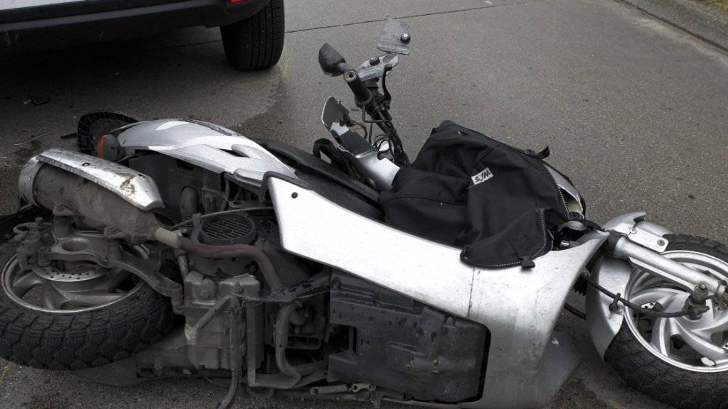 Ein 53-jähriger Rollerfahrer ist bei einem Zusammenprall mit einem Lastwagen in Villeneuve VD noch auf der Unfallstelle verstorben. (Archivfoto)