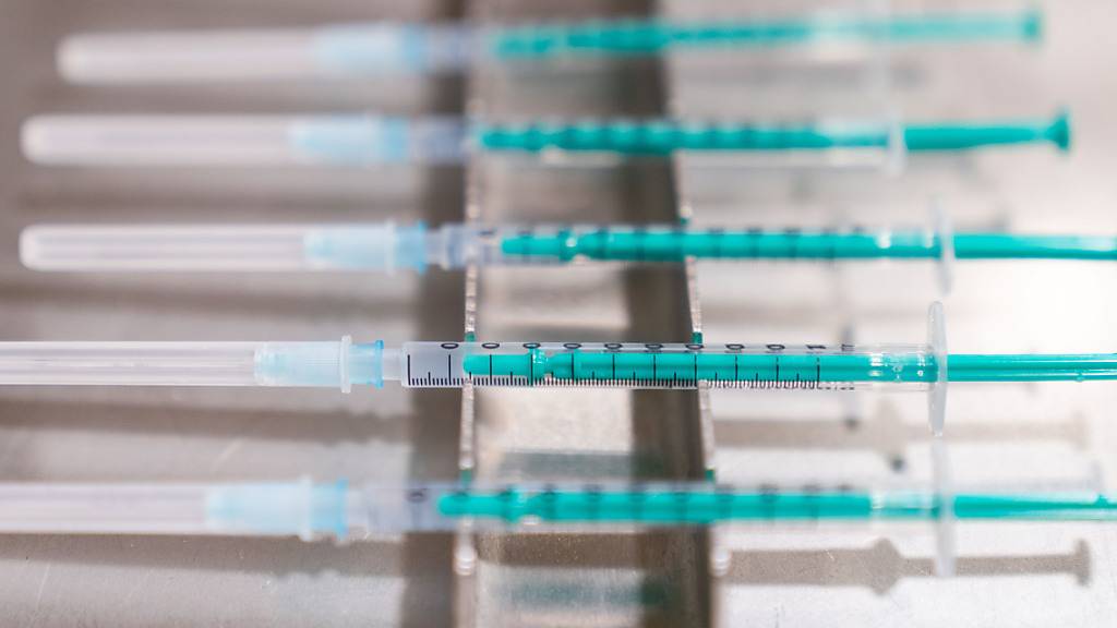 ARCHIV - Das Unternehmen Biontech/Pfizer startet mit den ersten klinischen Studien zu einem Omikron-Impfstoff. Foto: Nicolas Armer/dpa