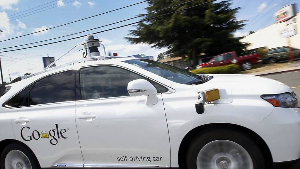 Google will die Behörden davon überzeugen, dass seine selbstfahrenden Autos künftig auch Lenkrad auf Strassen fahren dürfen (Archiv).