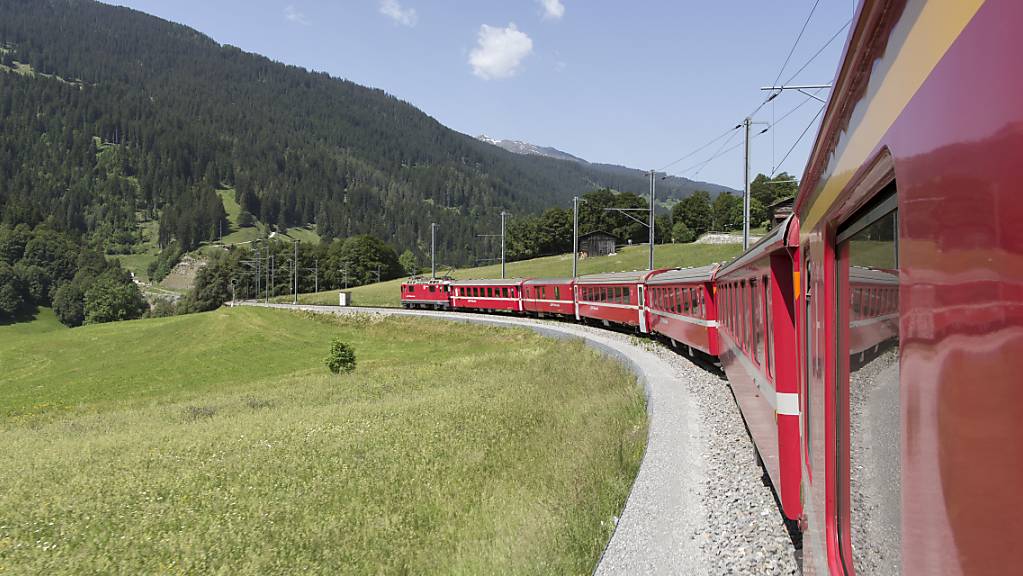 Wegen des Ausbaus auf Doppelspur muss der Bahnverkehr von Landquart ins Prättigau am Wochenende pausieren. (Archivbild)