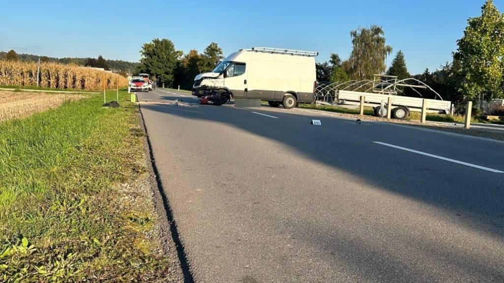 In Seuzach ist ein 42-jähriger Töfffahrer von einem Lieferwagen angefahren und schwer verletzt worden.
