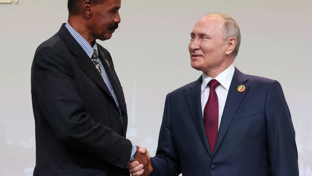 Isaias Afwerki, Präsident von Eritrea, und Wladimir Putin, Präsident von Russland, geben sich vor einer offiziellen Zeremonie zur Begrüßung der Delegationsleiter des Russland-Afrika-Gipfels die Hand. Foto: Sergei Bobylev/Pool TASS Host Photo Agency/AP/dpa - ACHTUNG: Nur zur redaktionellen Verwendung und nur mit vollständiger Nennung des vorstehenden Credits