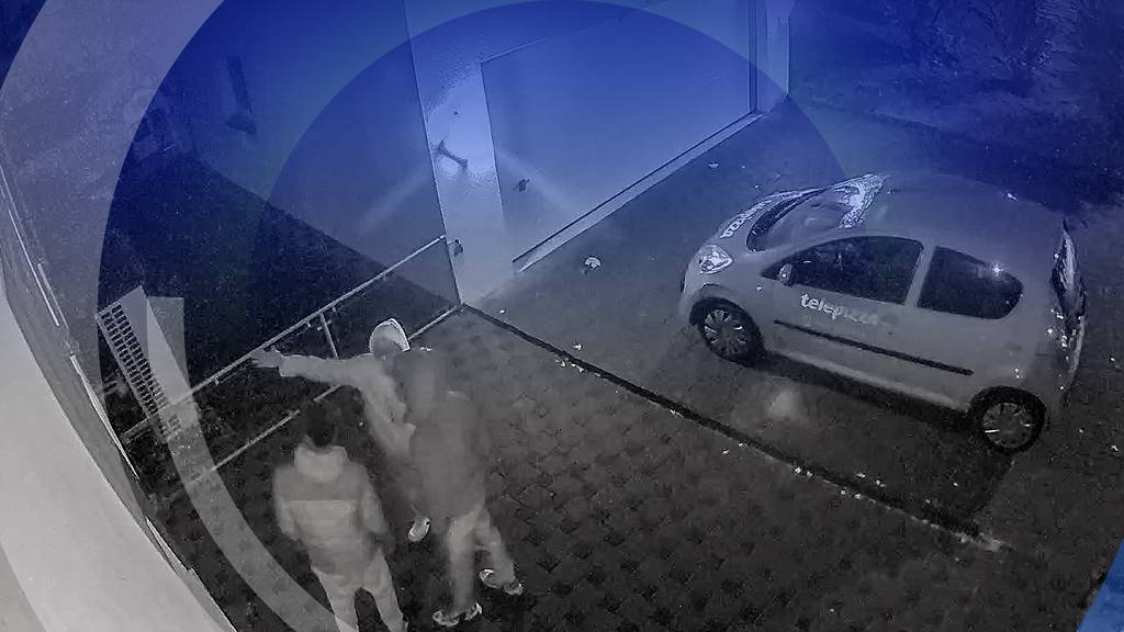 In Starrkirch-Wil brechen Ganoven vor laufender Kamera in Haus ein
