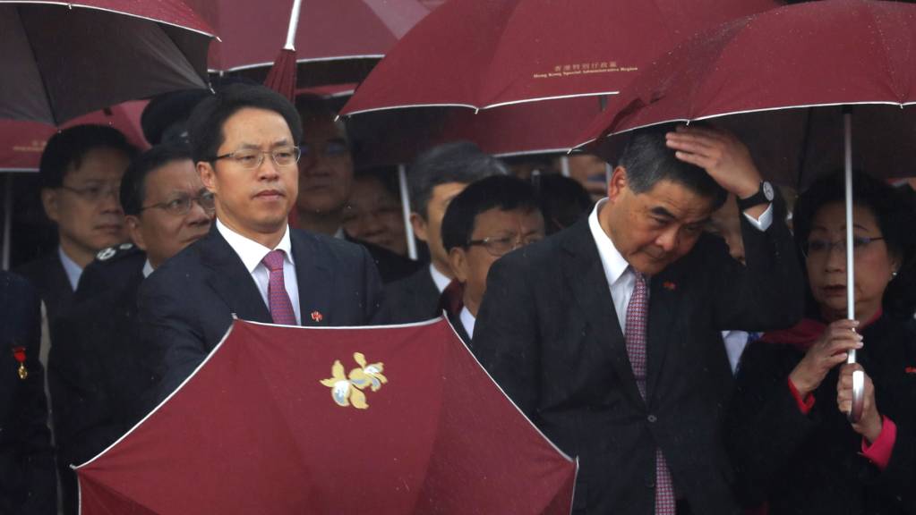 Der Spitzenfunktionär Pekings in Hongkong, Zhang Xiaoming (links) ist seiner Funktion enthoben worden. (Archivbild)