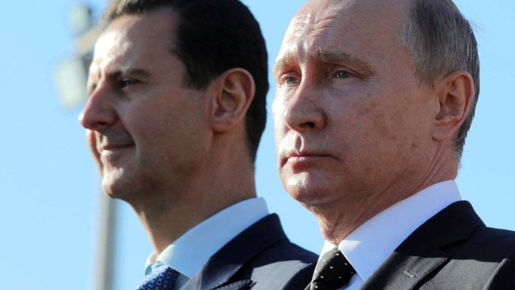 Der russische Präsident Putin (rechts) hat dem syrischen Machthaber Assad (links) mit einem Flugzeugangriff in Südsyrien erneut unter die Arme gegriffen. (Archivbild)