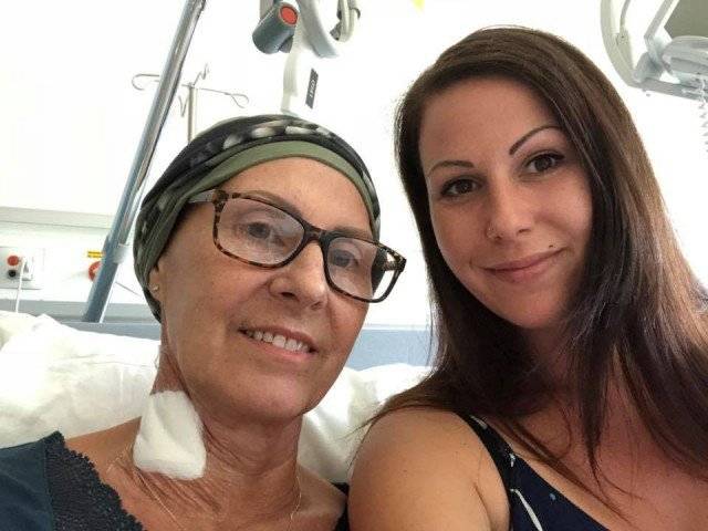 Mutter und Tochter schiessen ein Selfie im Spital, inzwischen ist die Mutter wieder zu Hause.