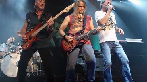 http://www.deeppurple.com/photo-gallery/11-19-07-country-hall-liege-belgium/