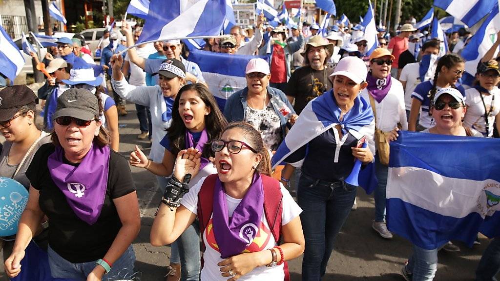 Die Regierungsgegner marschierten mit nicaraguanischen Flaggen durch die Hauptstadt Managua.
