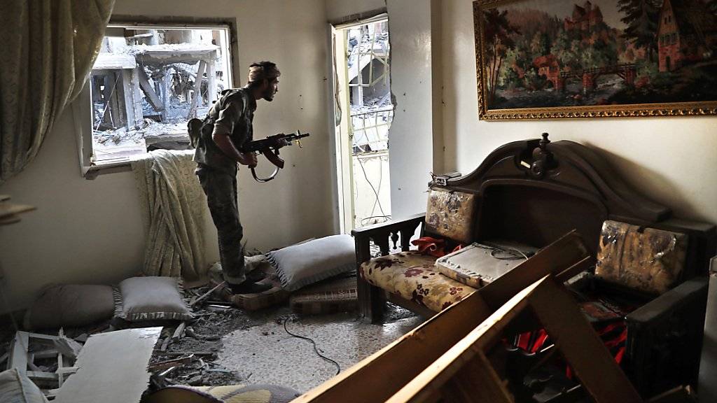 Ein Kämpfer des SDF bringt sich in einer zerstörten Wohnung an der Frontlinie in der umkämpfen Stadt Rakka in Stellung gegen die Kämpfer des IS. (Archivbild)