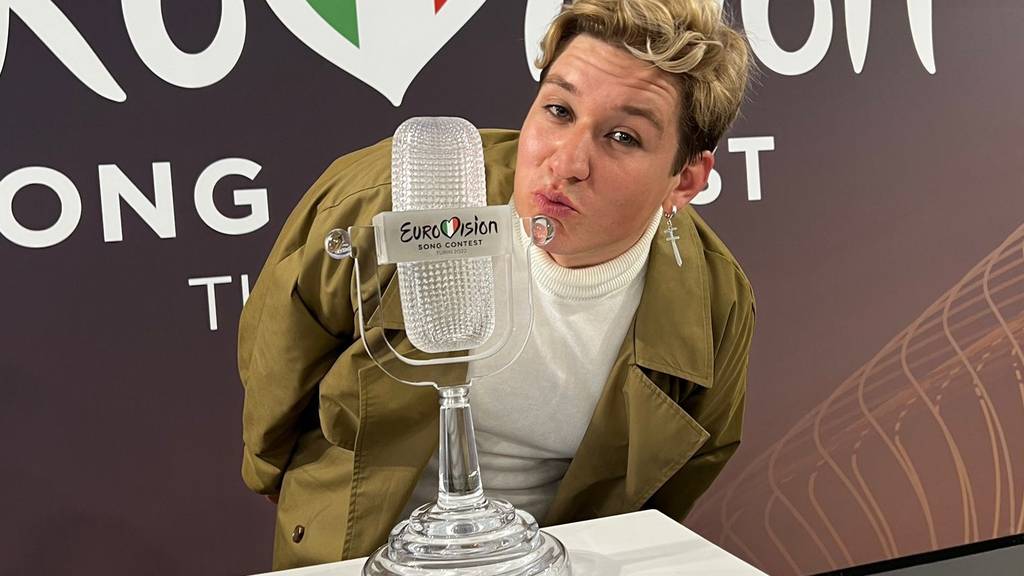 Marius Bear flirtet in Turin bereits mit dem «Gläsernen Mikrofon», das es zu gewinnen gibt. Zuerst muss er sich am Dienstagabend für das Final qualifizieren.