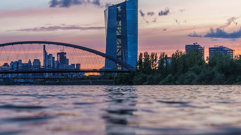 Die Wirtschaftsstimmung in der Eurozone ist im August stärker gesunken als im Vorfeld angenommen. Im Bild der Blick auf das Bankenviertel in der deutschen Wirtschaftsmetropole Frankfurt mit der Europäischen Zentralbank im Vordergrund. (Symbolbild)