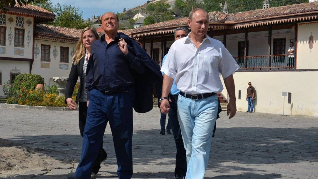 Gastgeber Wladimir Putin (r) und Silvio Berlusconi auf der Krim