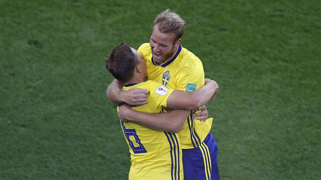 Einer für alle, alle für einen: Ludwig Augustinsson (links) und Ola Toivonen freuen sich über das 1:0 gegen Mexiko