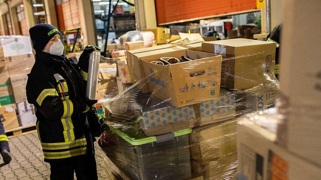 Nach einem Aufruf haben Feuerwehren aus ganz Baden-Württemberg Sachspenden für die von einem schweren Erdbeben getroffene Region rund um die Stadt Petrinja gesammelt und zur Verladung auf einen Hilfskonvoi nach Bad Krozingen gebracht. Foto: Philipp von Ditfurth/dpa