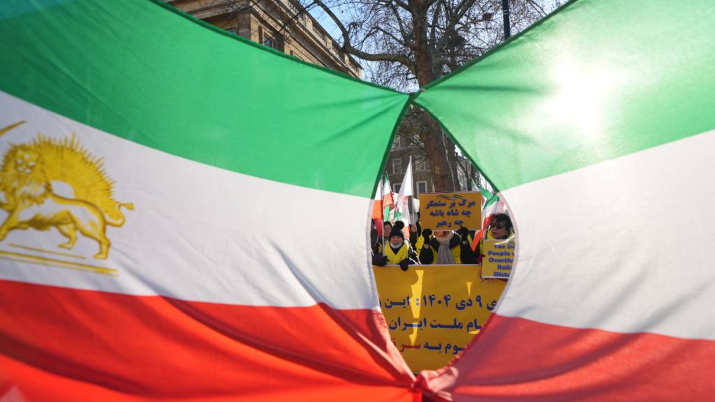 Aktivistinnen drücken ihre Solidarität mit den Protesten im Iran aus. Foto: Yui Mok/PA Wire/dpa