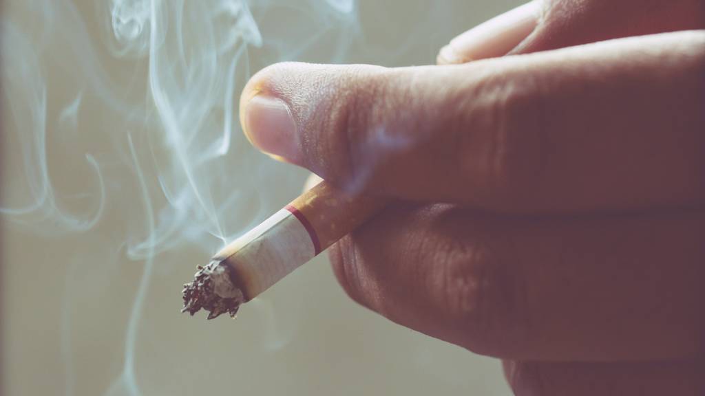 Ein Rennter wollte auf seinem Balkon eine Zigarette rauchen. Dabei fing seine Kleidung Feuer.