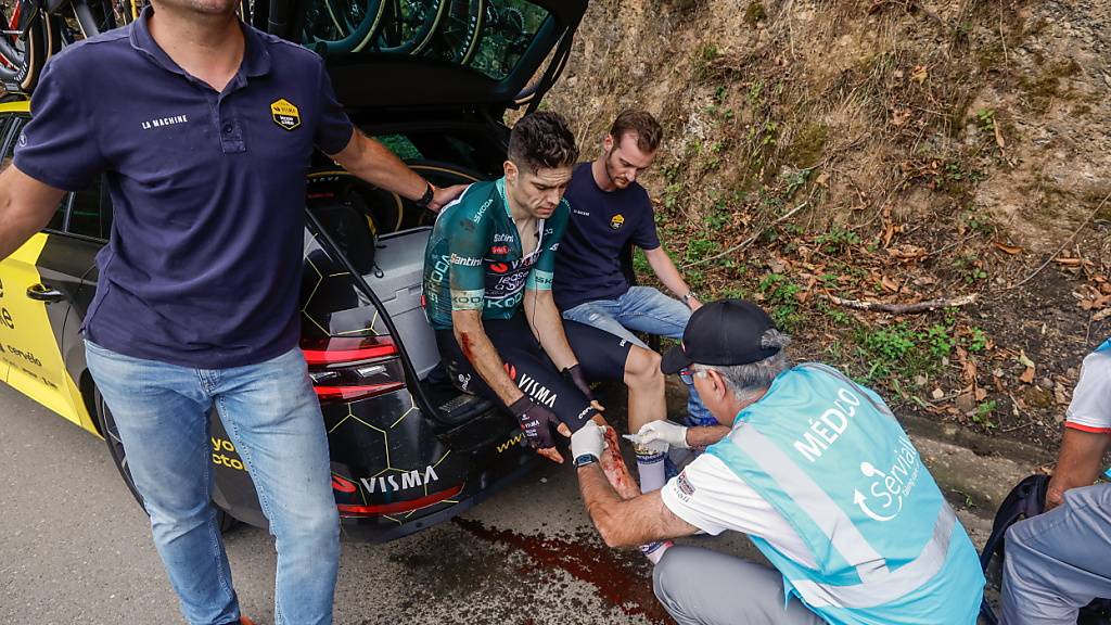 Mit blutendem Ellbogen und rechtem Knie musste Wout van Aert am Dienstag die Vuelta aufgeben