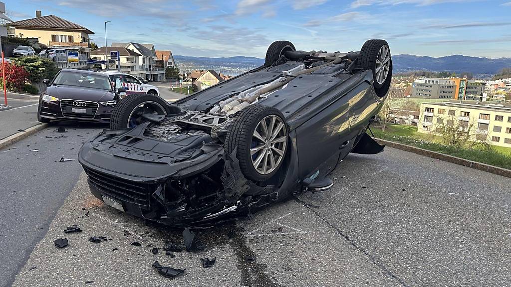 Auto landet nach Crash auf Dach – zwei Personen verletzt