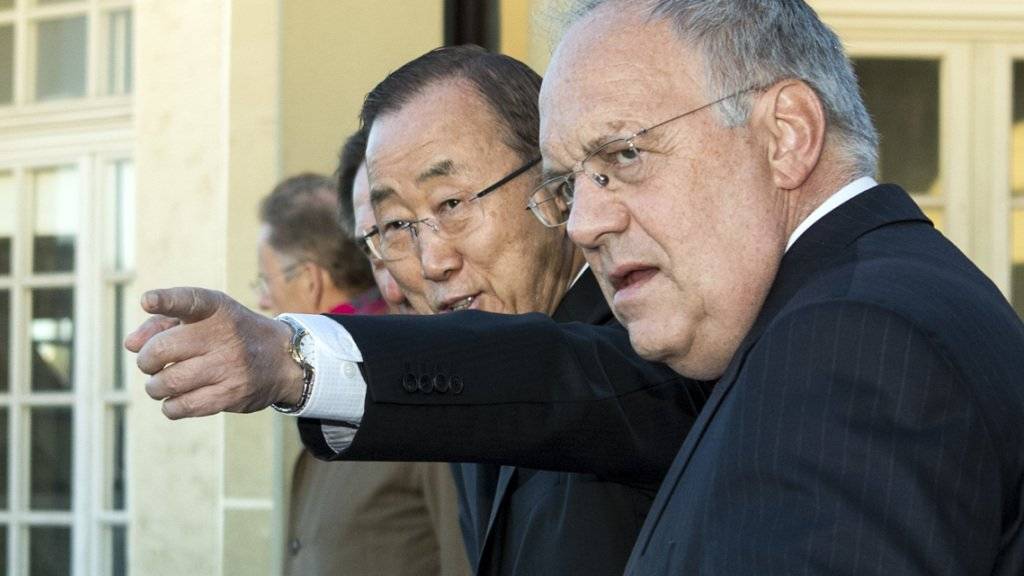 Was er dem Berner Schneider-Ammann (rechts) wohl in der Bundesstadt zeigt? UNO-Generalsekretär Ban Ki Moon einmal nicht in New York oder Genf, sondern mit dem Bundespräsidenten auf Abschiedsspaziergang durch die Altstadt von Bern.