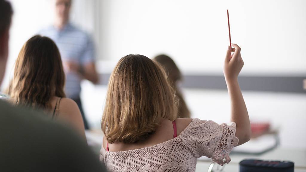 Schüler und Schülerinnen fühlen sich stärker unter Druck gesetzt. (Archivbild)