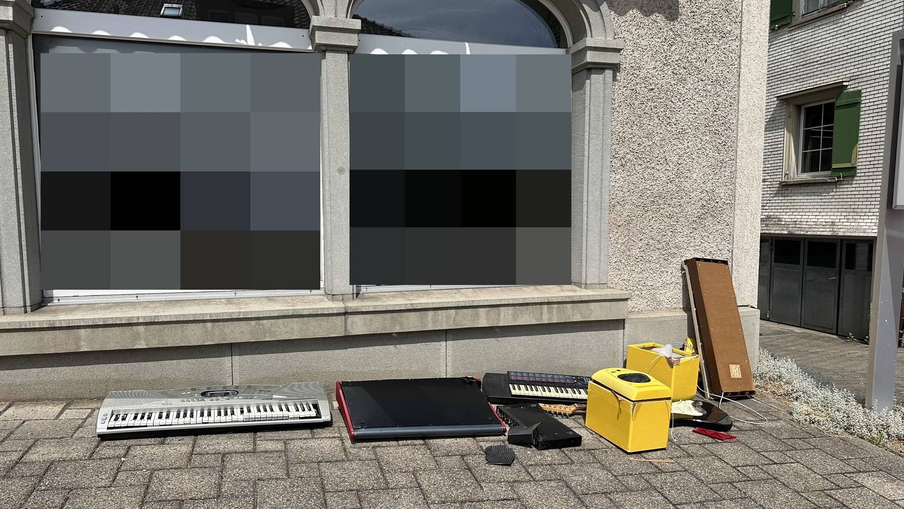 Der Mann warf mehrere Keyboards auf die Strasse.