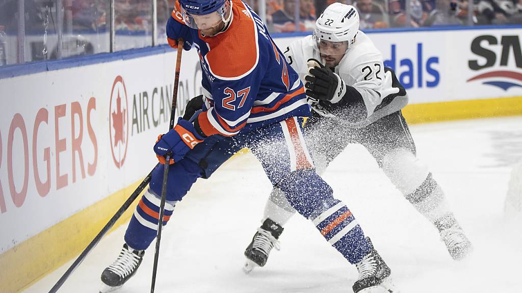 Ein Bild mit Symbolcharakter: Die Los Angeles Kings mit Kevin Fiala (Nummer 22) laufen den Edmonton Oilers hinterher.