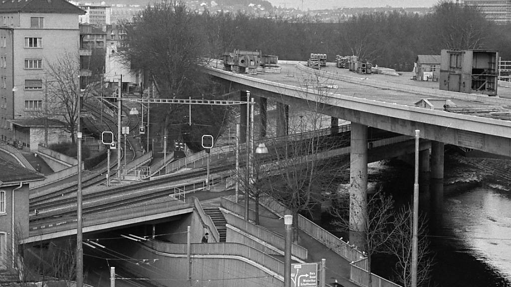 Die Stadt-Autobahn ist offiziell beerdigt: Der Bundesrat hat das «Ypsilon»-Projekt am Dienstag aus der Nationalstrassenverordnung gestrichen. Im Bild die Baustelle für die Stadtautobahn im Jahr 1973. (Archivbild)