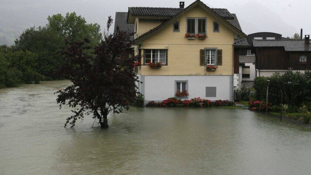 Die Sarneraa trat wiederholt über die Ufer, so auch im August 2007. (Archivaufnahme)