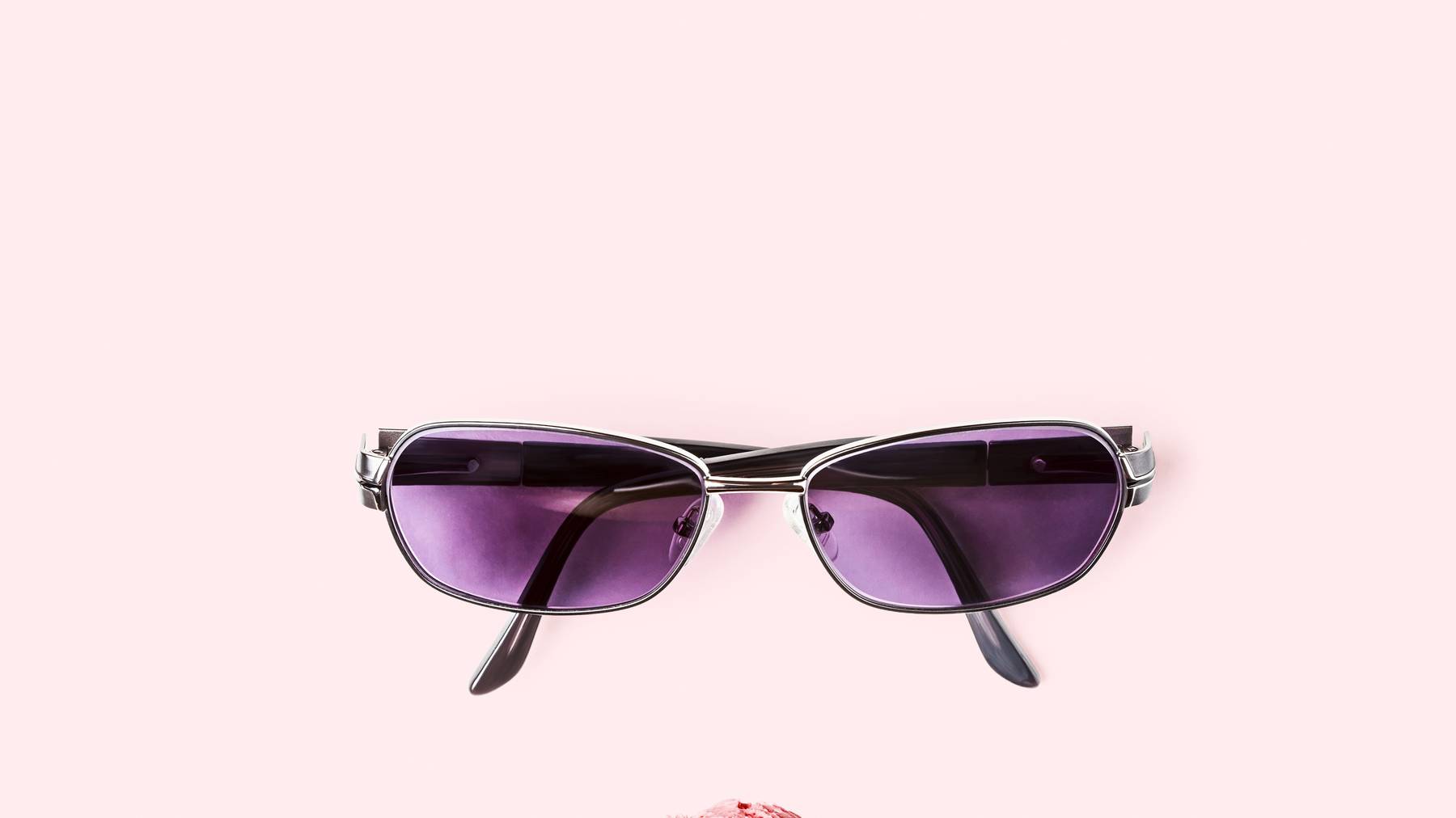 90er Sonnenbrille – die Gläser möglichst bunt und klein.