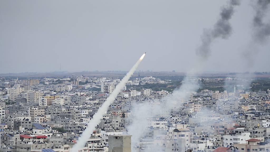 Raketen werden von militanten Palästinensern aus dem Gazastreifen auf Israel abgefeuert. Foto: Hatem Moussa/AP/dpa