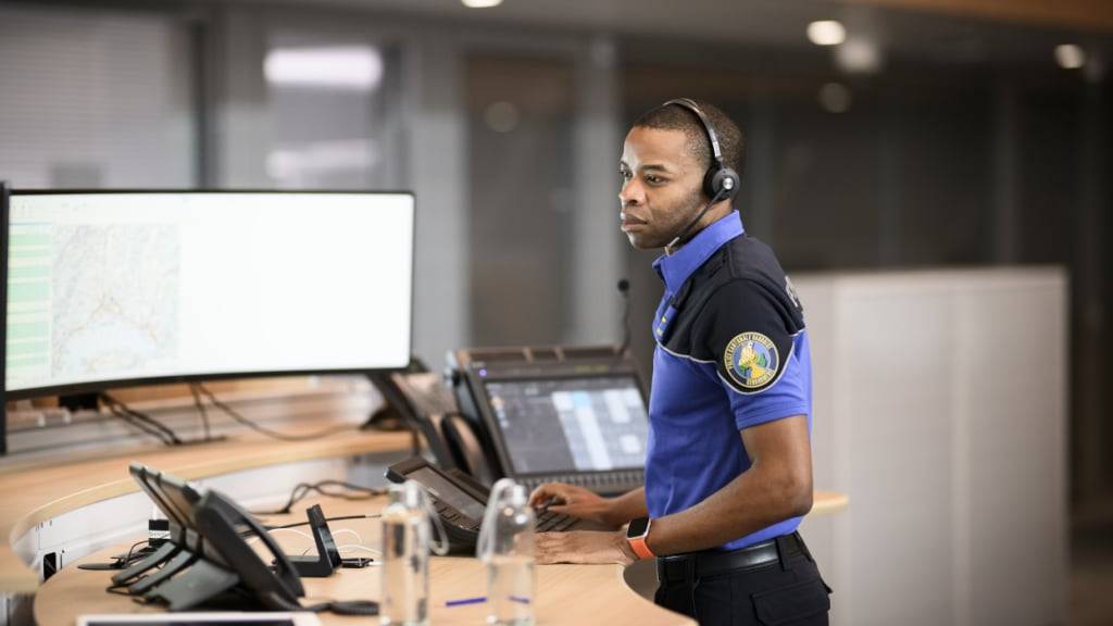 In Montreux VD hat ein Autofahrer zwei Fussgänger lebensbedrohlich verletzt. Laut der Kantonspolizei Waadt schwebt ein 19-jähriger Tourist aus China in Lebensgefahr. (Symbolbild)