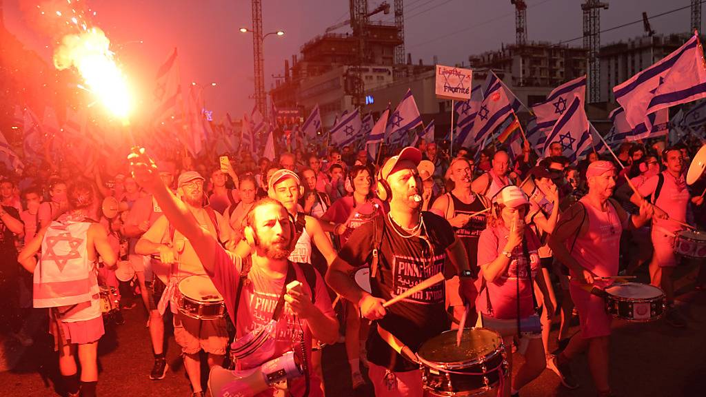 Menschen protestieren gegen die Pläne von Premierminister Netanjahu zur Überarbeitung des Justizsystems. Foto: Ariel Schalit/AP/dpa