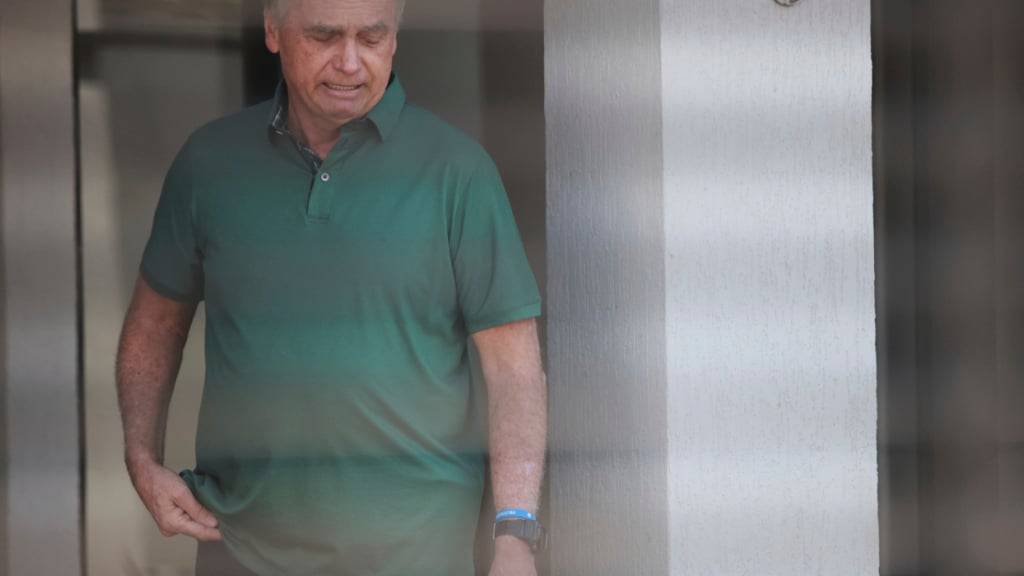 ARCHIV - Brasiliens ehemaliger Präsident Jair Bolsonaro steht am Eingang seines Hauses, in dem er unter Hausarrest steht. Foto: Luis Nova/AP/dpa