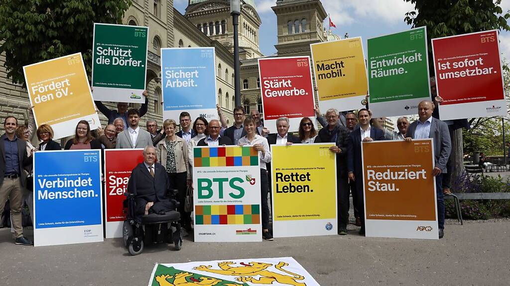 Übergabe der Petition «BTS umsetzen - jetzt» am Mittwoch auf dem Bundesplatz in Bern. 7107 Personen fordern den Bau der Bodensee-Thurtal-Strasse BTS.