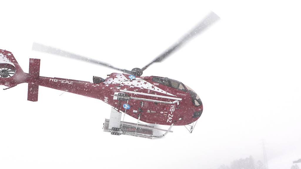 Ein Air-Zermatt-Helikopter am Heliport in Zermatt. (Archivaufnahme vom Januar  2018)